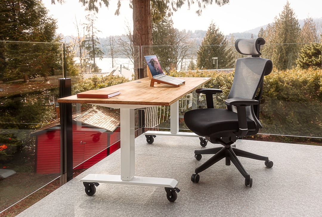 Ergonomisk arbejdsplads med haevesenke-skrivebord og kontorstol