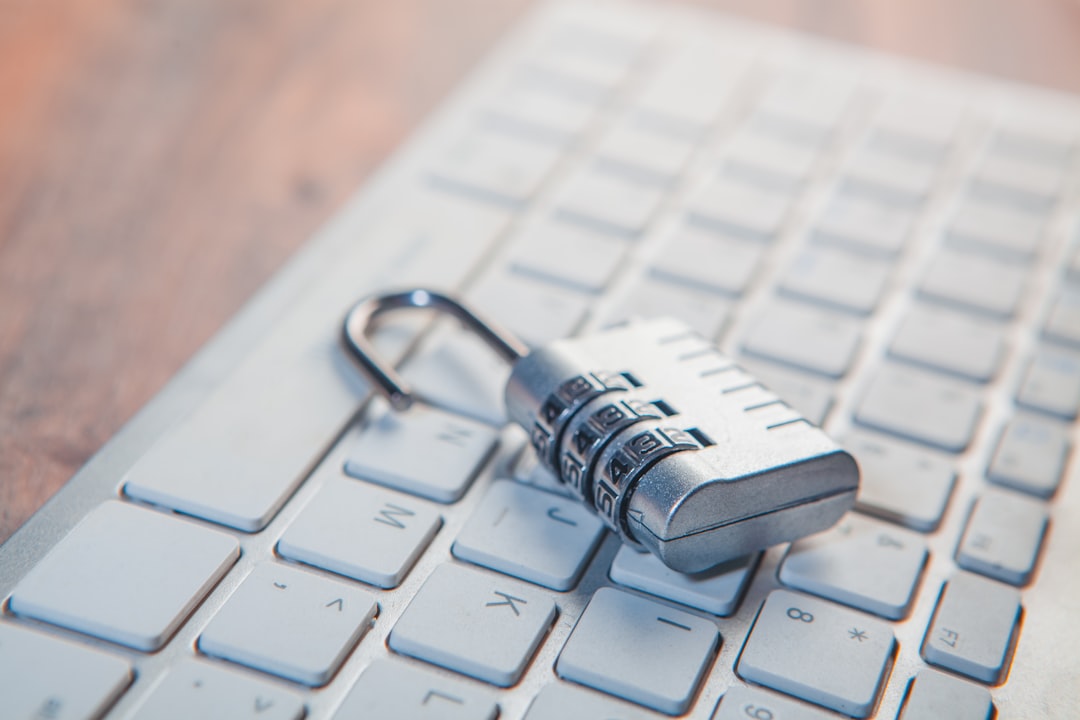 Baerbar computer med sikkerhedslaaas og cybersecurity