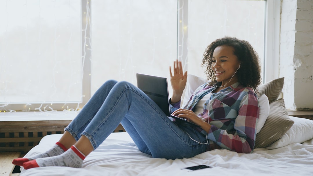 Videomoede paa laptop fra hjemmekontor